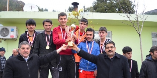 Kros Şampiyonlari Kupa Ve Madalyalarını Aldı