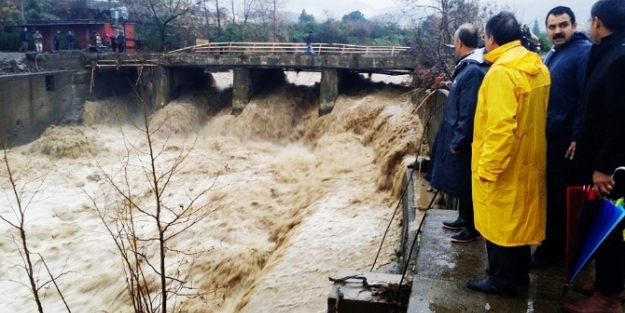 Heyelan 6 evi yıktı