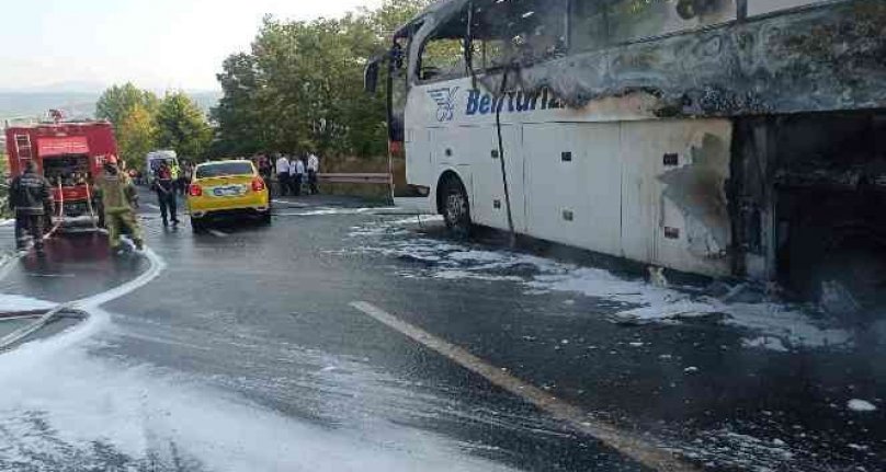 Bursa'da yolcu otobüsü alev alev yandı! Karayolu ulaşıma kapandı