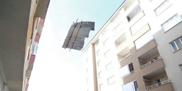 Erzurum’da Fırtına Çatilari Uçurdu