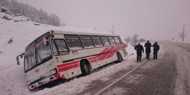 Yoğun Kar Yağışı Kazaları Da Beraberinde Getirdi