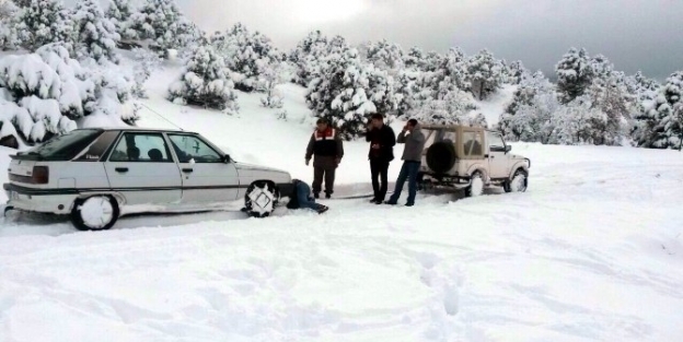 Yolda Mahsur Kalan İşçilerin İmdanina Jandarma Yetişti