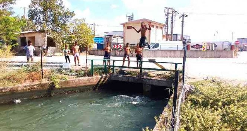 Bursa'da sıcak havadan bunalan gençler soluğu su kanallarında aldı