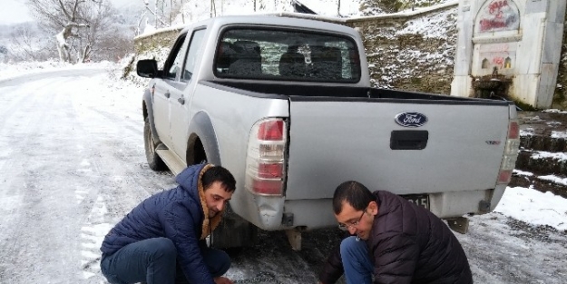 Kar Yağışı Tire’nin Dağ Köylerle Ulaşımını Kesti