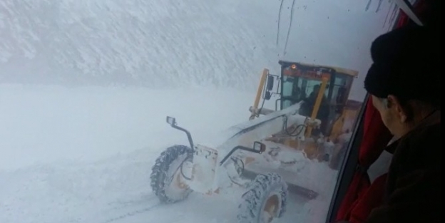Kar Ve Tipi  Nedeniyle Yolda Mahsur Kalan Otobüs Yolcuları, Kurtarılmayı Bekleyiş Anlarını Kendileri Görüntülediler