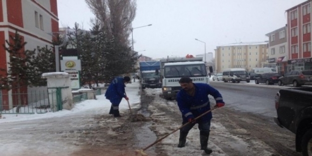 Ardahan Belediyesi Karla Mücadele Ekipleri Çalişmalarini Aralıksız Olarak Sürdürüyor