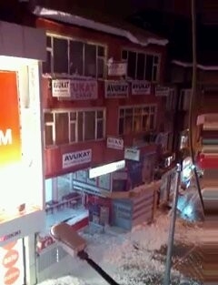 Kar Kütleleri Otomobilin Üzerine Düştü