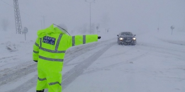 Bolu’da Kar Tipiye Döndü Zincirsiz Araçlar Yolda Kaldı