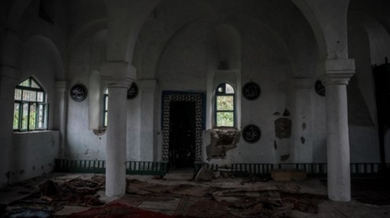 Tarihi camiyi yakmaya kalktılar!