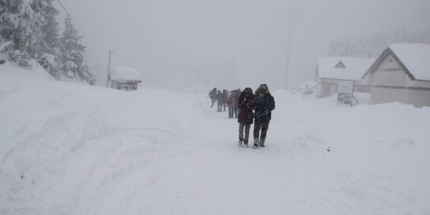 Uludağ'da kar 2 buçuk metreyi aştı!