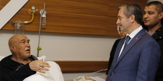 Başkan Tahmazoğlu Kanser Hastalarını Ziyaret Etti