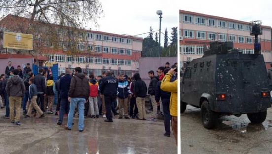 Lisede müdür yardımcısını taşladılar