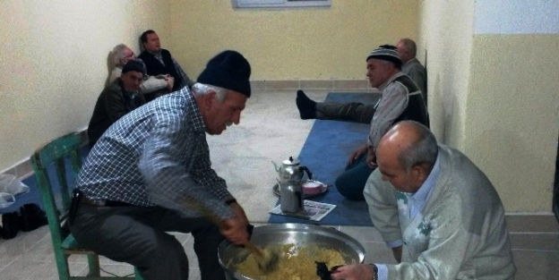 Ak Parti Eski İlçe Başkanı Baş, Cami Cemaatine İrmik Helvası Yapıp Dağıttı