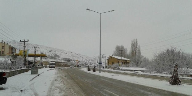 Gürün’de Kar Yağışı Hayatı Olumsuz Etkiledi