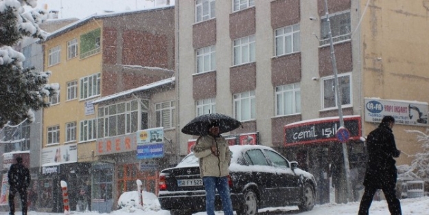 Suşehri’nde Kar Yağışı Etkili Oluyor