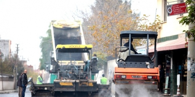 Bornova’nın Sokak Asfaltları Yenileniyor