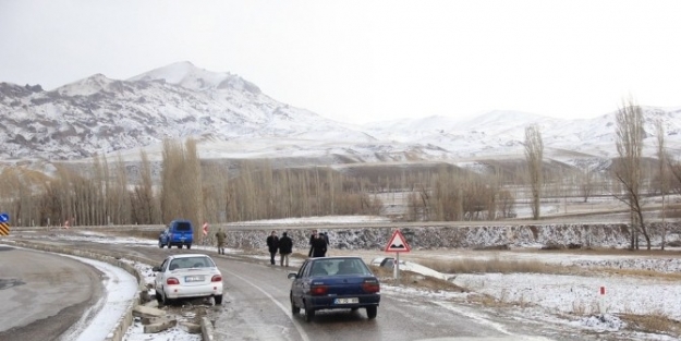 Narman’da Buzlanma Maddi Hasarlı Trafik Kazalarına Neden Oldu