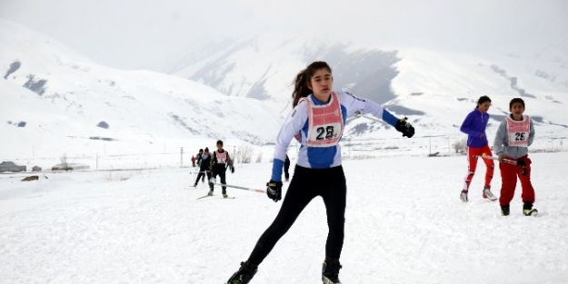 Yüksekova’da Kayak Yarışması