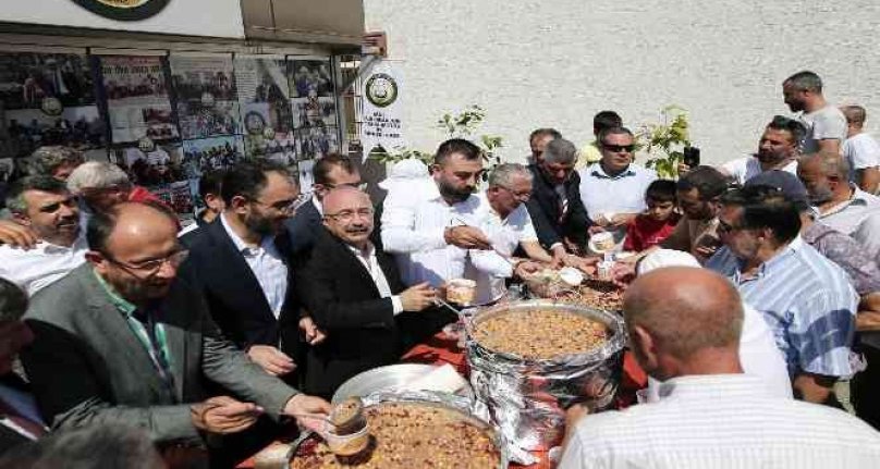 Bursa'da aşure kazanları birlik beraberlik için kaynadı