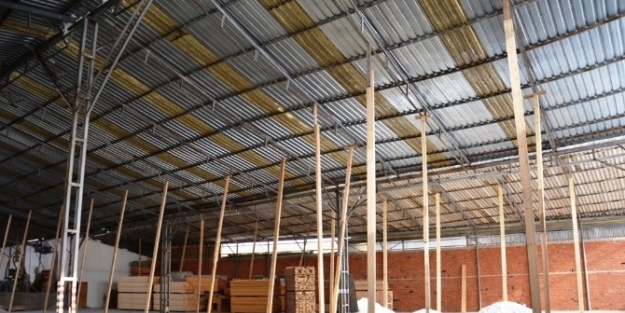 Dursunbey’de Sanayi Sitesi’nin Çatisi Çöktü