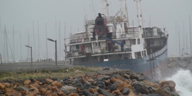 Kuru yük gemisi karaya oturdu