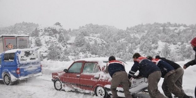 Karlı Yolda Mahsur Kalan Aileyi Jandarma Kurtardı