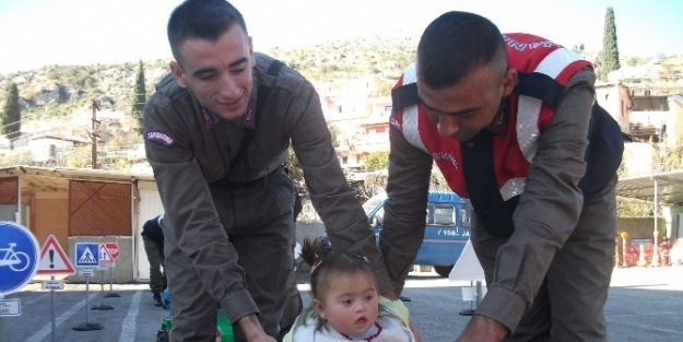 "jandarma İle Gülen Yüzler"