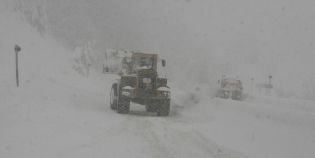 O yola ikinci kez çığ düştü