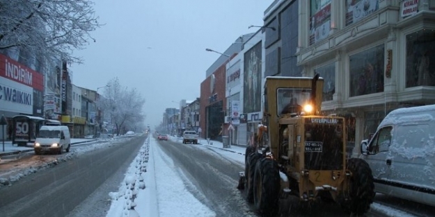 Erzincan Belediyesinden 24 Saat Kesintisiz Kar Mesaisi