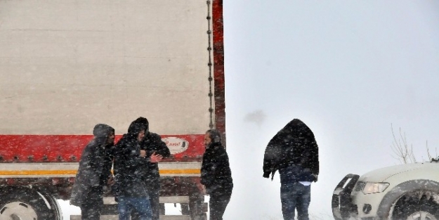 Akşehir Belediyesi’nden Yolda Kalanlara Sıcak Çorba