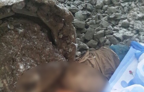 Kamyondan İndirilen İş Makinesinin Altında Kaldı