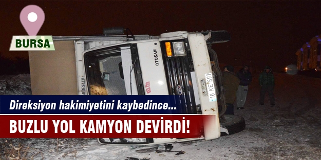 Buzlu yol kamyon devirdi