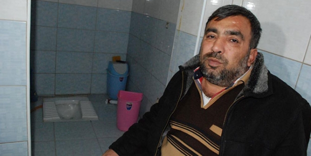 Tuvalette yaşamaya başladı