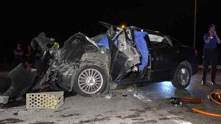 Bursa'da otomobil, TIR'ın altına girdi! Baba ve oğul hayatını kaybetti...