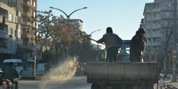 Don Ve Buzlanmaya Karşı Tuzlama Çalişmasi Yapıldı