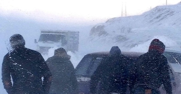 Erzurum’da Kar Ve Tipi Nedeniyle Kapanan Yollarda Mahsur Kalan 45 Hasta Kurtarıldı