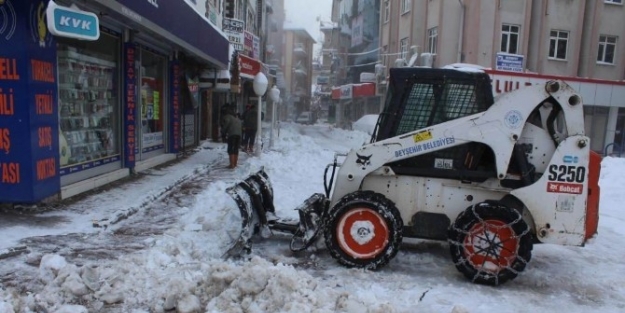 Beyşehir Belediyesi’nin Karla Mücadelesi Sürüyor