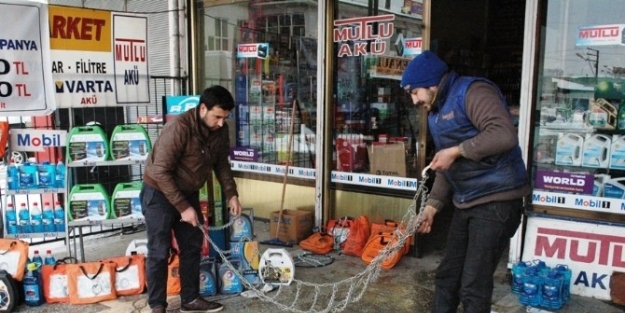 Kar Yağışı Otk Lastikçilere Yaradı