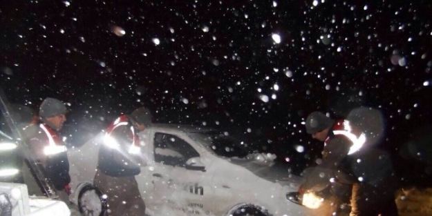 Karda Mahsur Kalan Araçları Jandarma Kurtardı