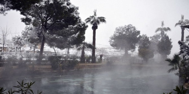 Pamukkale’de Kar Altında Antik Havuz Keyfi