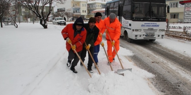 Belediye Ekipleri Kar Mesaisini Sürdürüyor