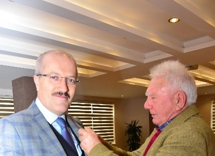 Akçay’dan Başkan’a Olimpiyat Rozeti