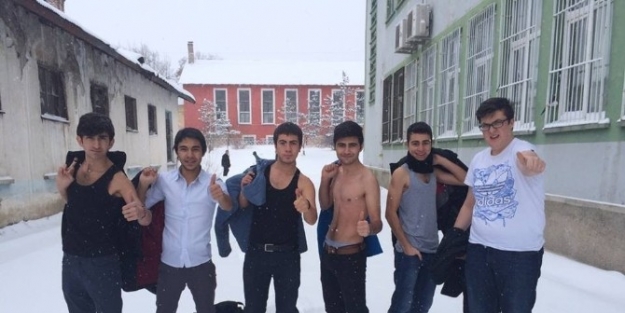 Buz Gibi Havaya Soyunarak Meydan Okudular