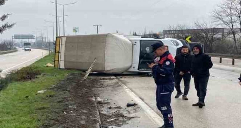 Bursa'da kontrolden çıkan kamyonet yan yattı!