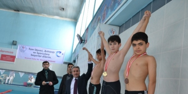 Okullararası Yüzme Yarışları Yapıldı