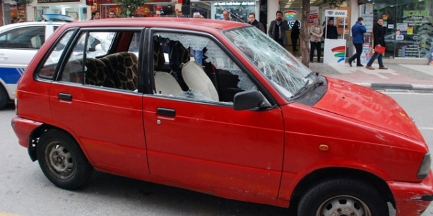 Ceza yiyen sürücü aracını parçaladı