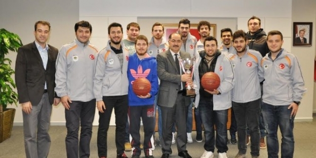 Basketbolun Şampiyonlari Kupayı Nkü Rektörü Prof. Dr. Osman Şimşek’e Hediye Etti