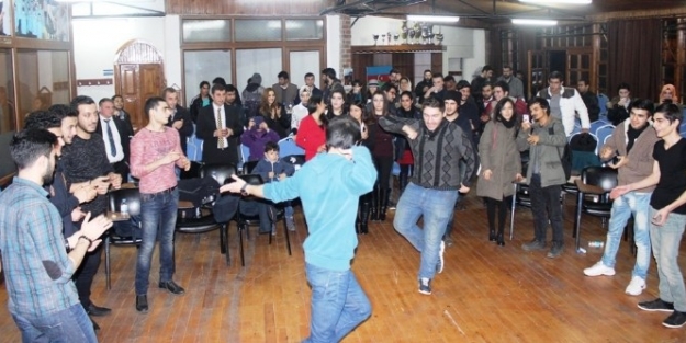 Azerbaycanlı Öğrenciler Ülkesini Tanıttı