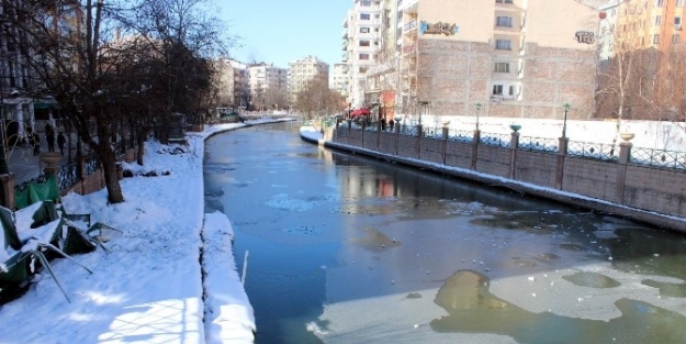 Porsuk Çayi Yer Yer Buz Tuttu