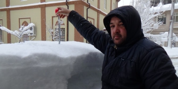 Ekipler Temizliyor Kar Yağışı Dolduruyor